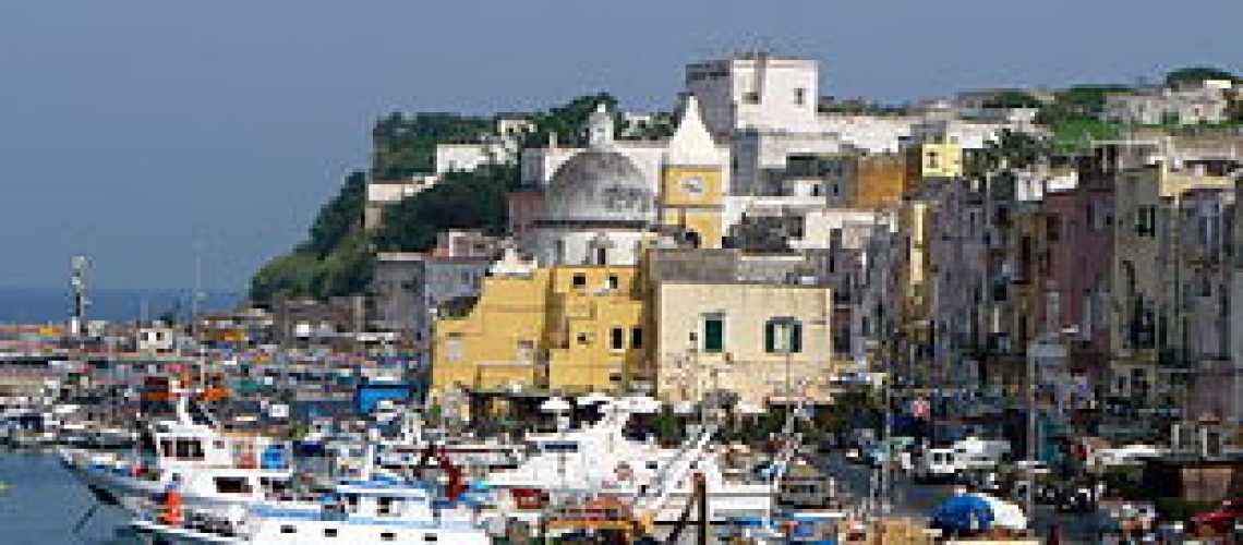 Piazzetta_di_Procida_dal_traghetto